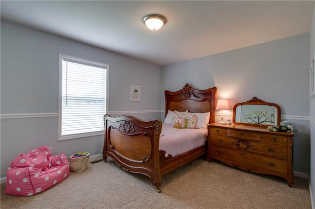 5164 Minnis Road Springfield, TN 37172 - Photo 9 of 20 Great size bedroom with a walk in closet