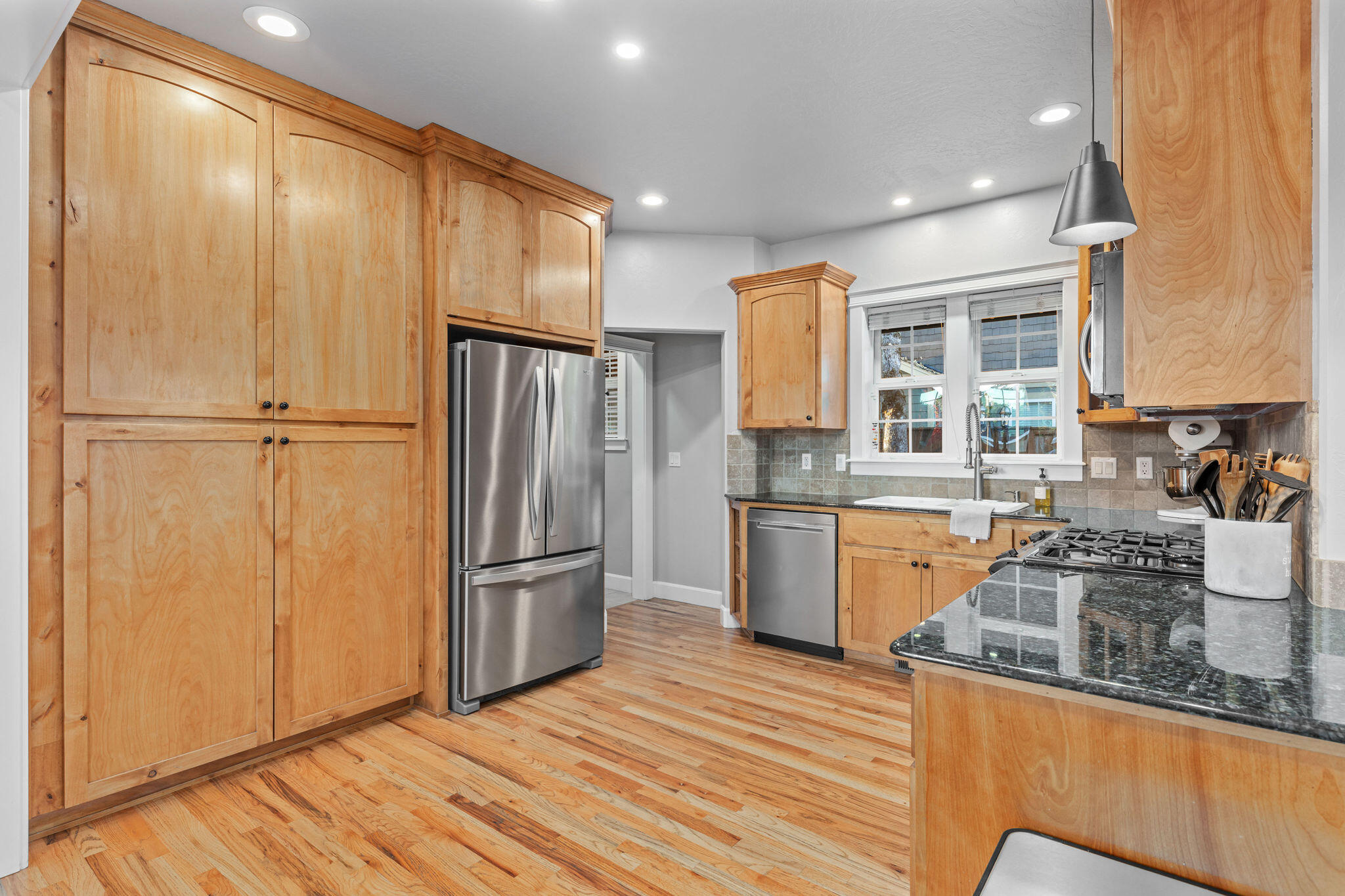 7 Falling Leaf Lane Eagle Point, OR 97524 - Photo 10 of 37 Kitchen