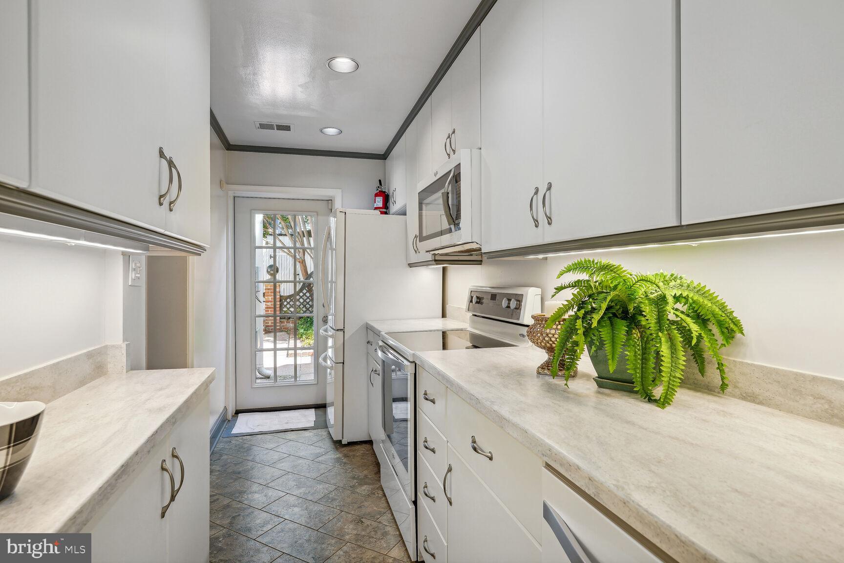 402 G Street Southeast Washington, DC 20003 - Photo 14 of 30