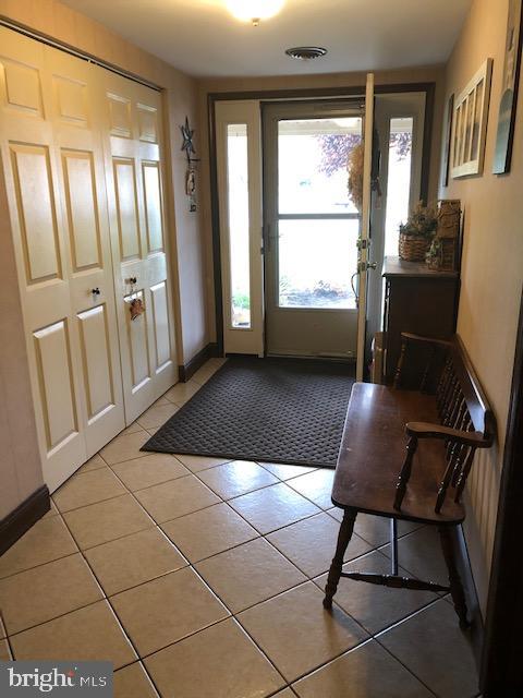 7 Thornbury Road Reading, PA 19606 - Photo 7 of 21 Foyer