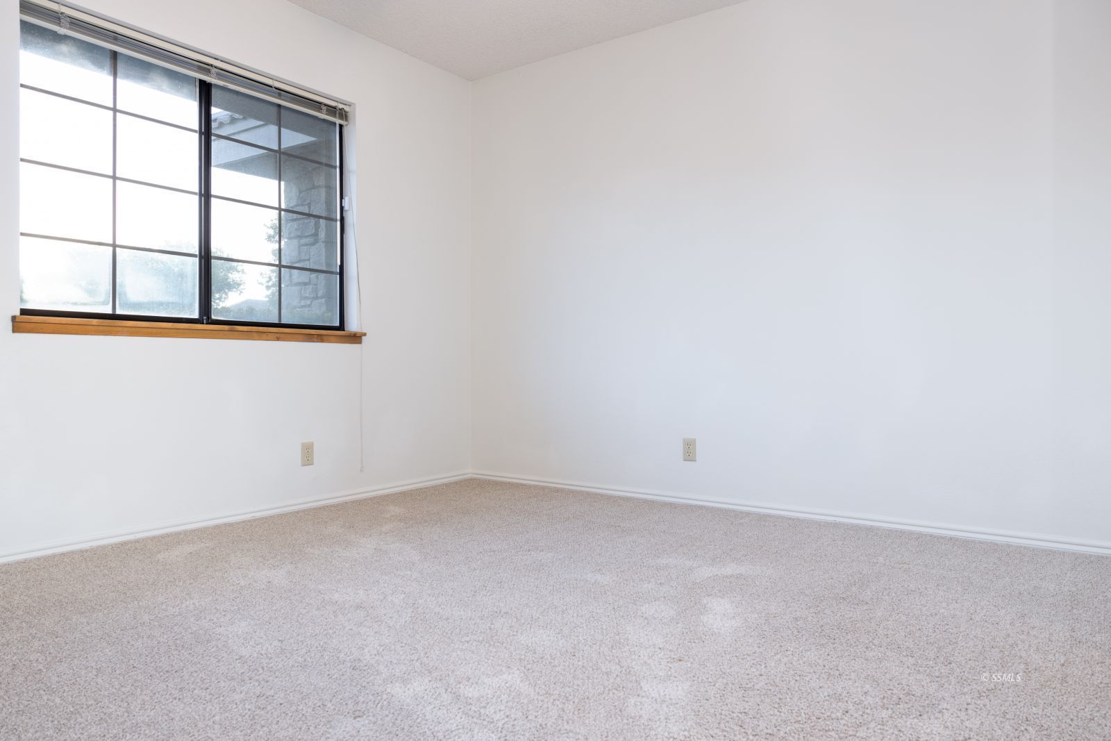 324 West Pilgrim Court Ridgecrest, CA 93555 - Photo 15 of 37 an empty room with a window