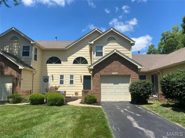 $230,000 | 11932 Autumn Lakes Drive, Maryland Heights, MO 63043