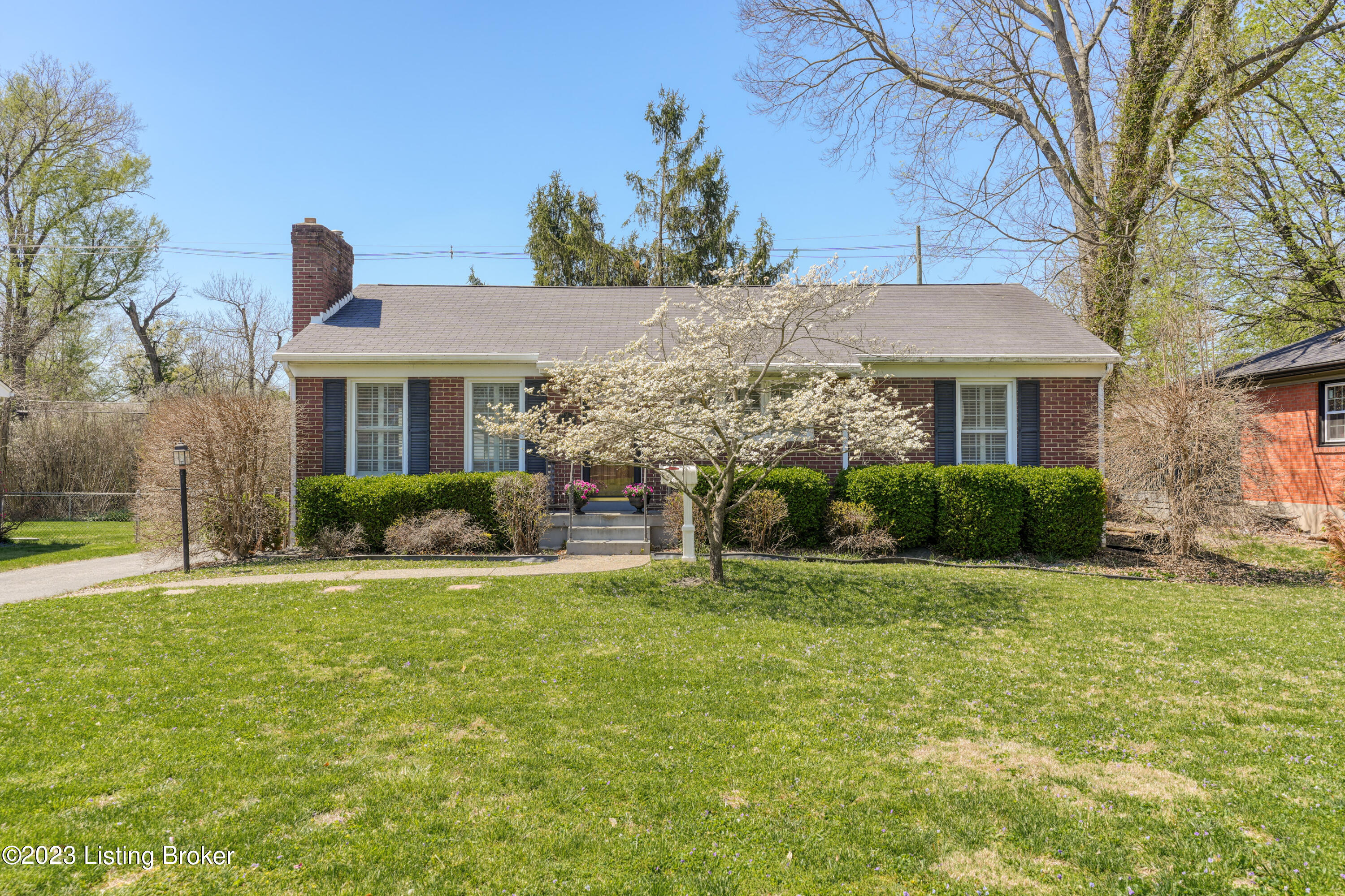 218 Bramton Road Louisville, KY 40207 - Photo 1 of 50 013 - 20230412 04684
