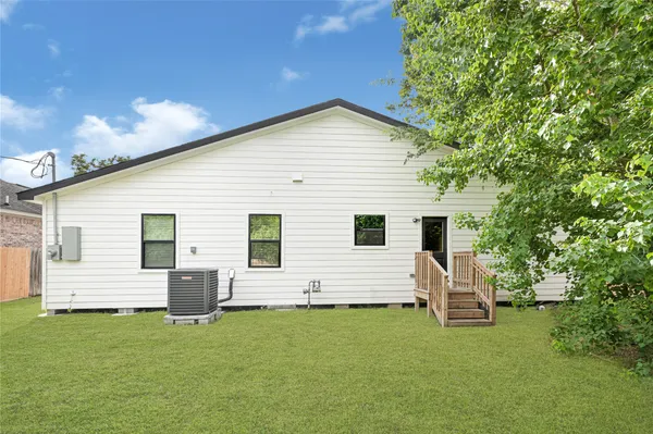 a view of a house with backyard