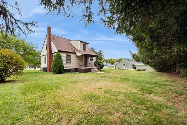a view of a house with a yard