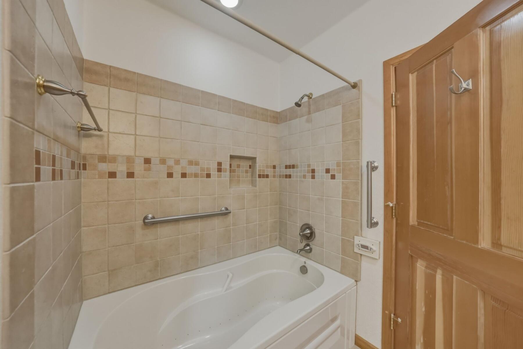 637 Northwest Silver Buckle Road Bend, OR 97703 - Photo 22 of 68 Jetted bathtub.