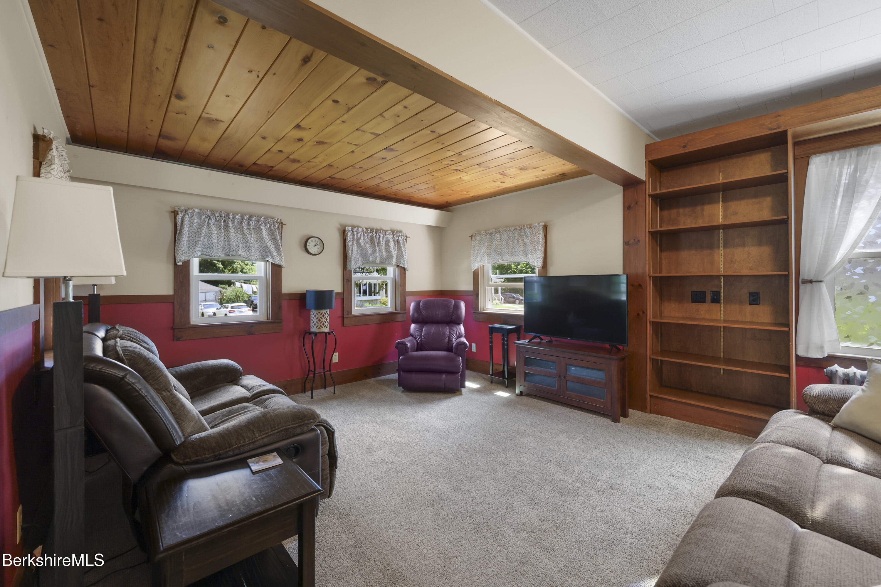 47 Onota Street Pittsfield, MA 01201 - Photo 11 of 56 Living Room