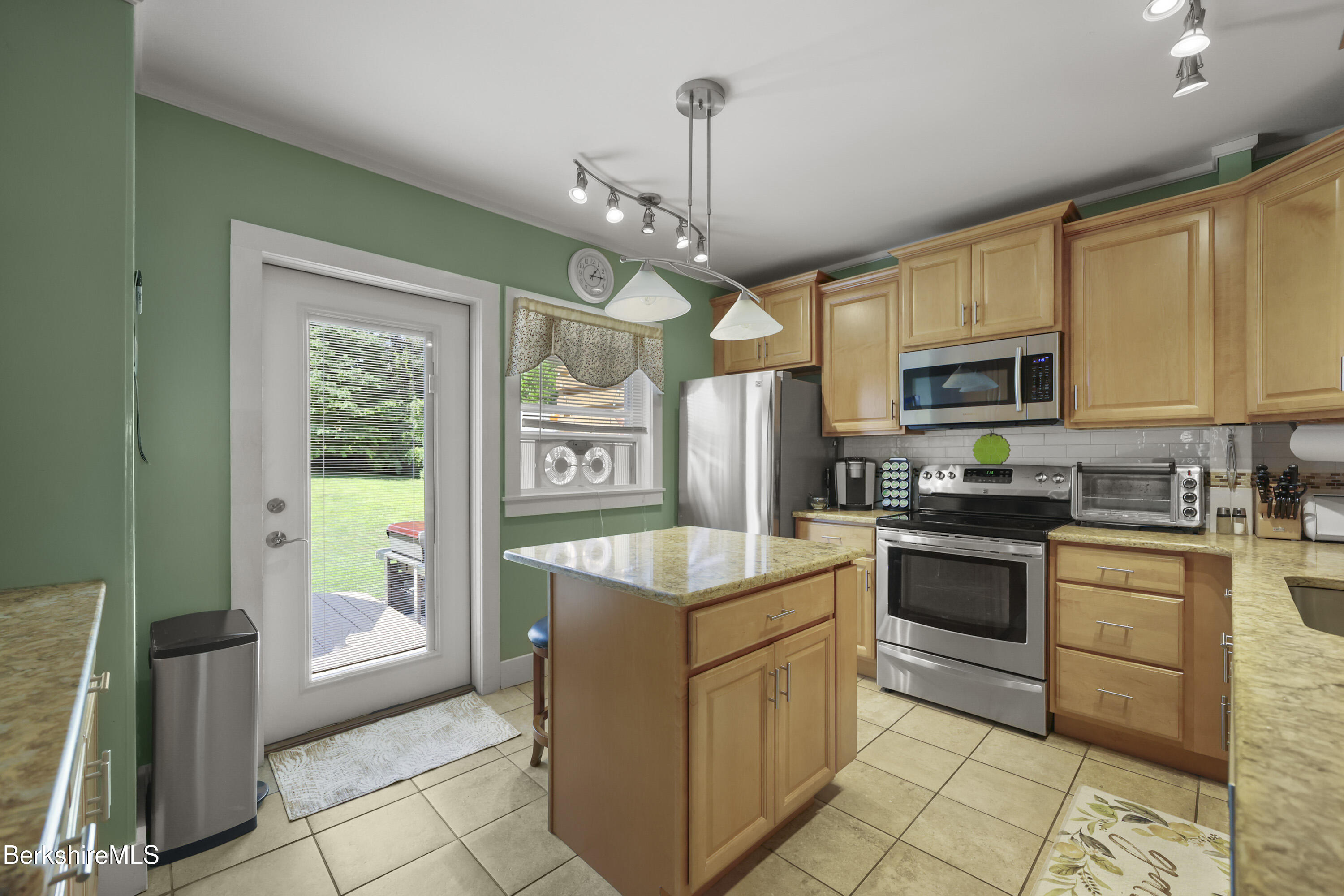 47 Onota Street Pittsfield, MA 01201 - Photo 15 of 56 Kitchen