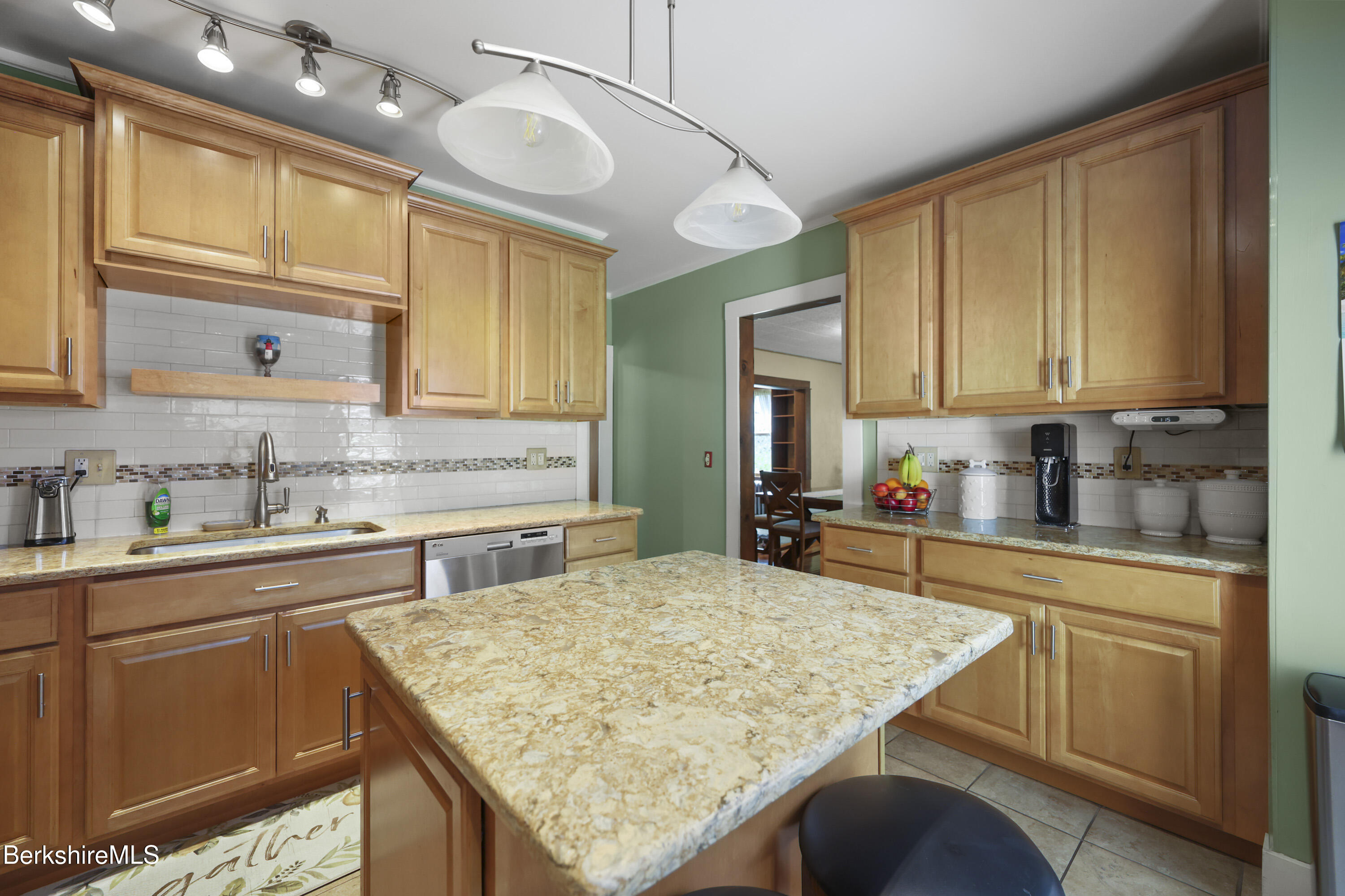 47 Onota Street Pittsfield, MA 01201 - Photo 17 of 56 Kitchen