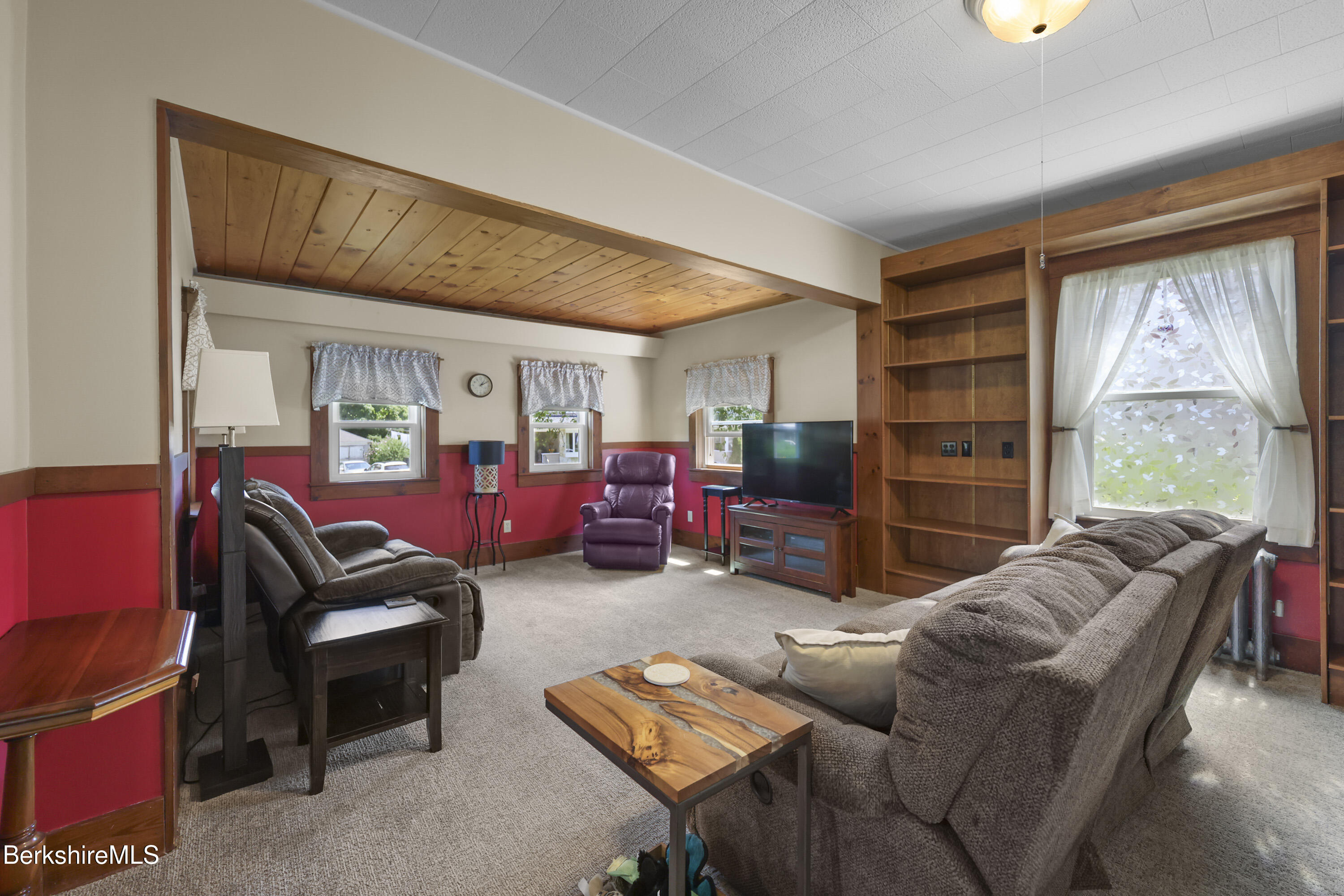 47 Onota Street Pittsfield, MA 01201 - Photo 10 of 56 Living Room