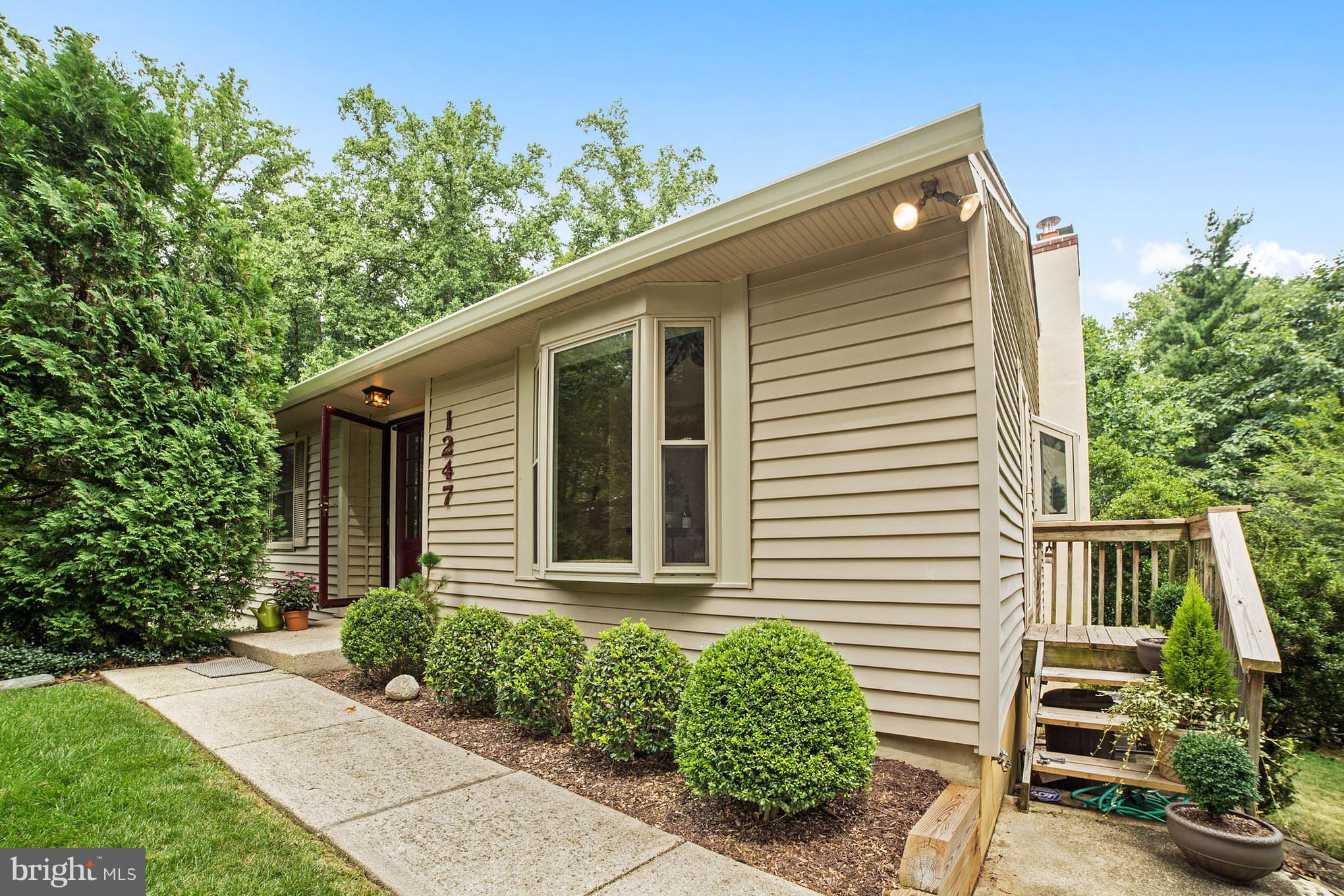 1247 Maple Road Arnold, MD 21012 - Photo 3 of 29 Separate side entrance leads to kitchen