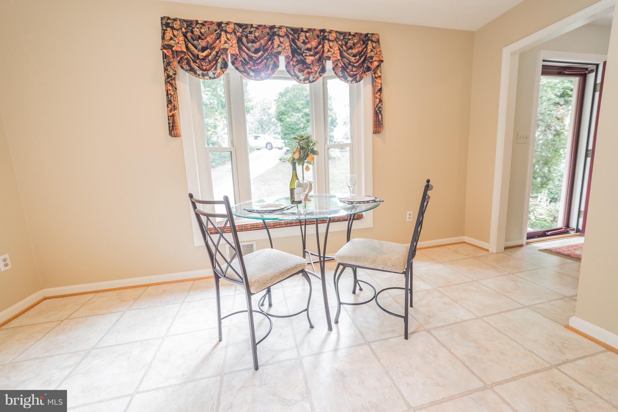 1247 Maple Road Arnold, MD 21012 - Photo 4 of 29 Bright & cheery eat-in kitchen