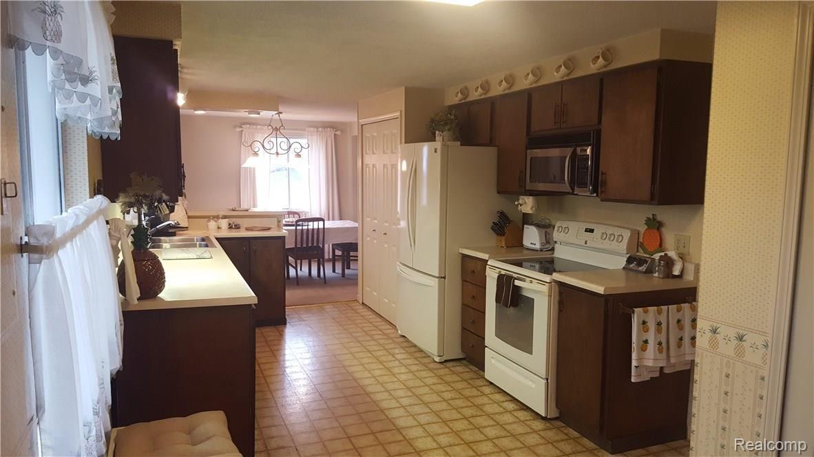 7563 Dryden Road Almont, MI 48003 - Photo 3 of 31 Drydenkitchen1.jpg