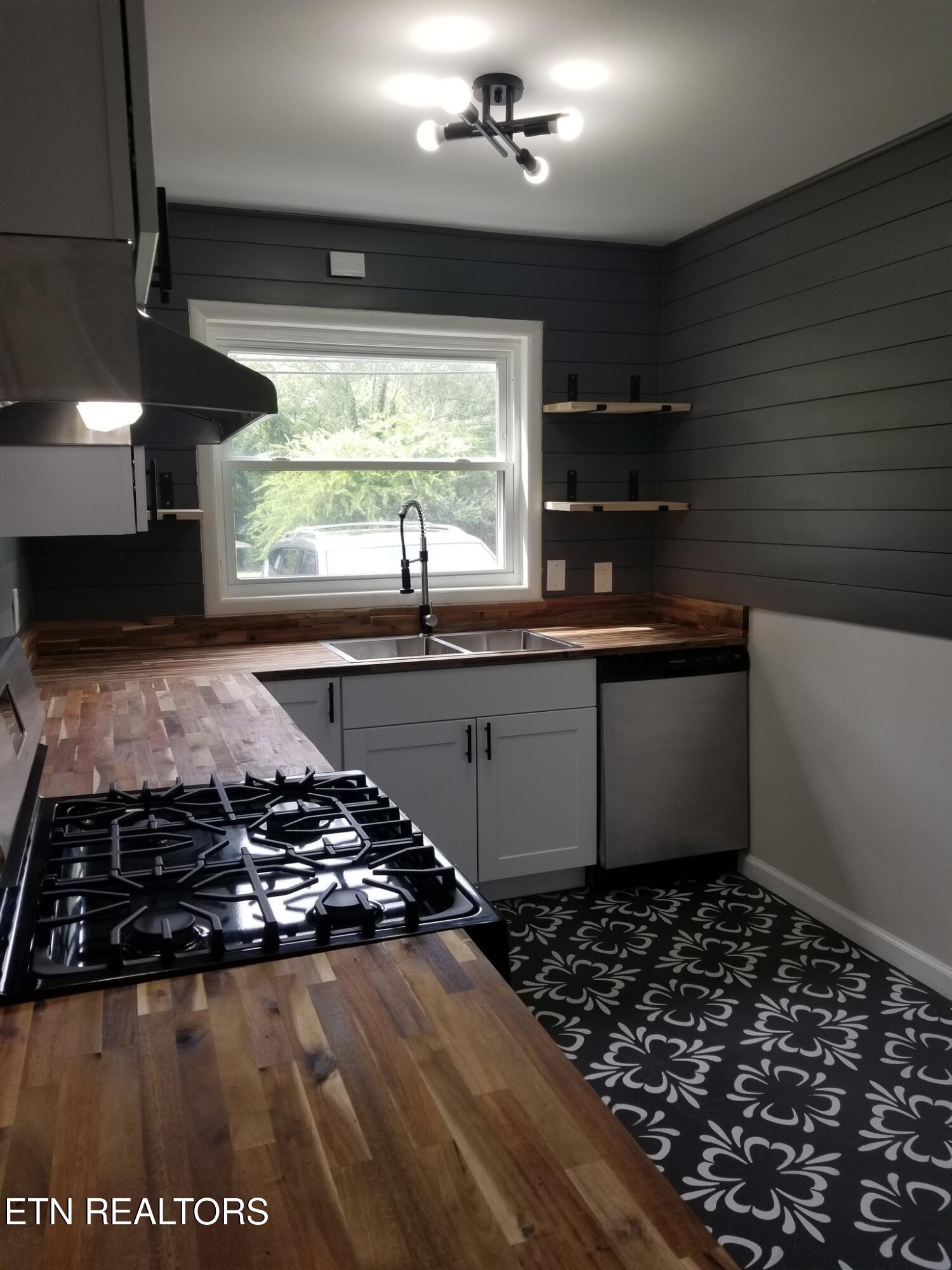 380 West Outer Drive Oak Ridge, TN 37830 - Photo 2 of 24 2) 61744-68a3998b366d4