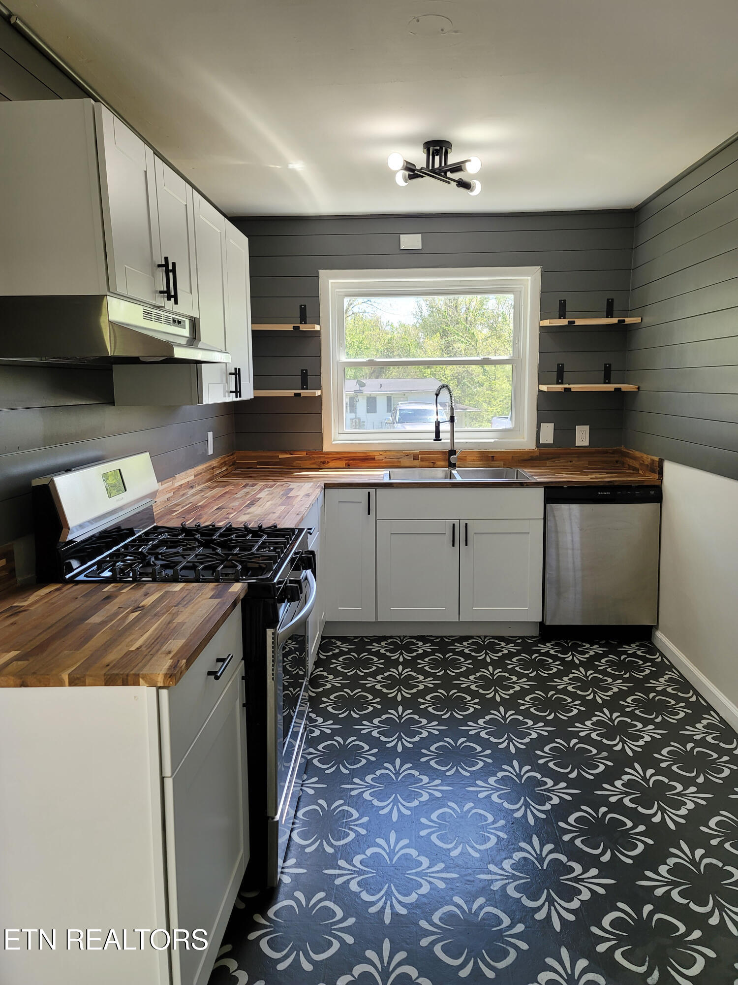 380 West Outer Drive Oak Ridge, TN 37830 - Photo 3 of 24 3) 61744-68a399900b048