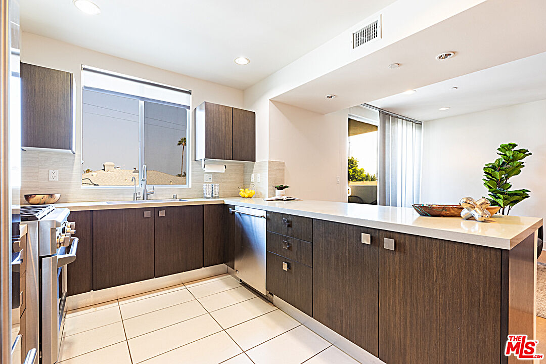 118 North Kings Road, Unit 305 Los Angeles, CA 90048 - Photo 14 of 37 Gallery Image 14