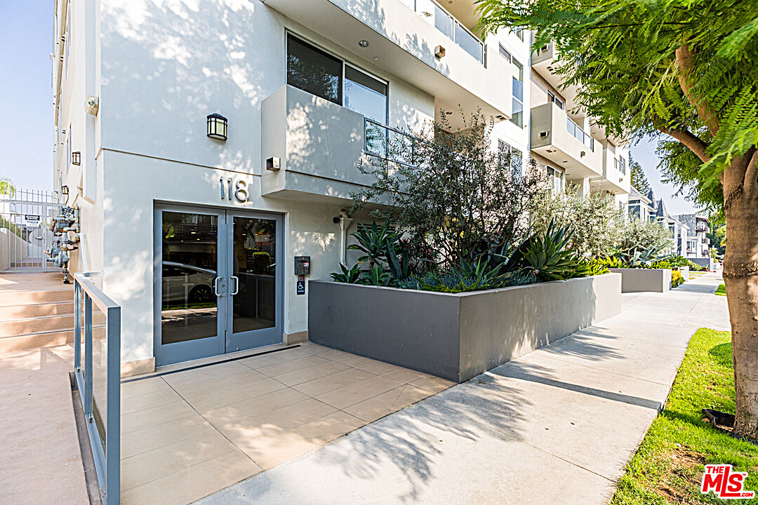 118 North Kings Road, Unit 305 Los Angeles, CA 90048 - Photo 3 of 37 Gallery Image 3