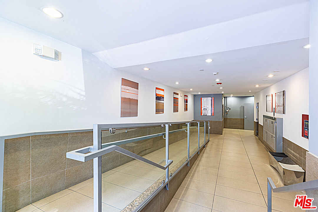 118 North Kings Road, Unit 305 Los Angeles, CA 90048 - Photo 4 of 37 Gallery Image 4