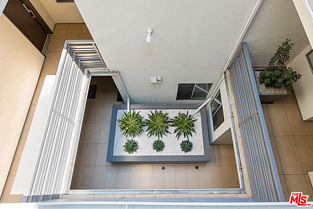 118 North Kings Road, Unit 305 Los Angeles, CA 90048 - Photo 5 of 37 Gallery Image 5