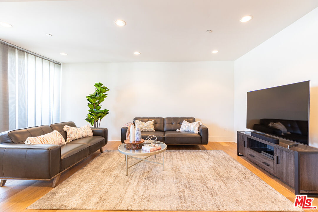 118 North Kings Road, Unit 305 Los Angeles, CA 90048 - Photo 10 of 37 Gallery Image 10