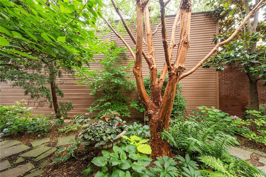 2220 Sarah Street, Unit 1 Pittsburgh, PA 15203 - Photo 28 of 37 a backyard of a house