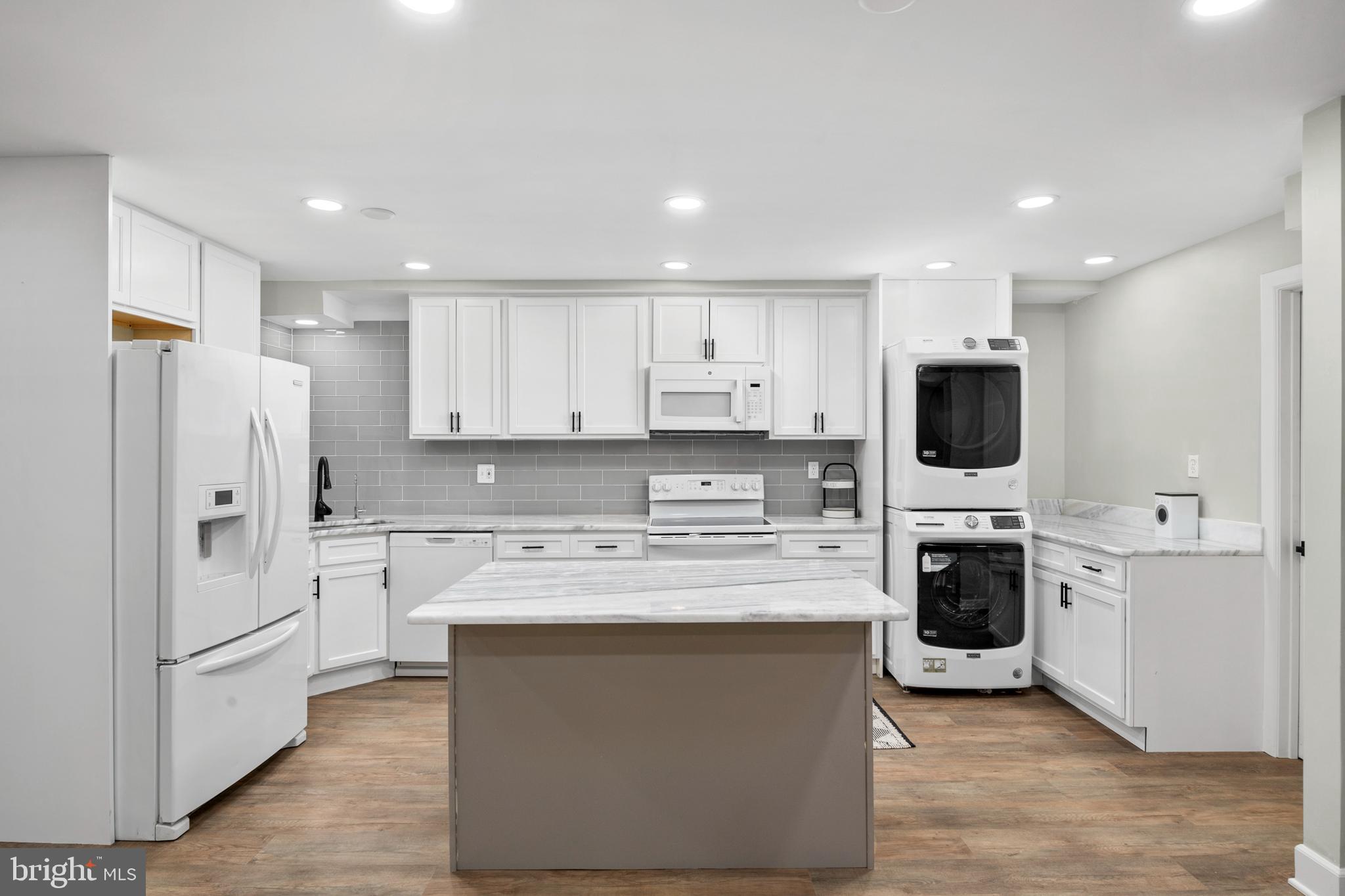 11439 Mountain View Road Damascus, MD 20872 - Photo 28 of 46 Full-size luxurious kitchen plus washer & dryer