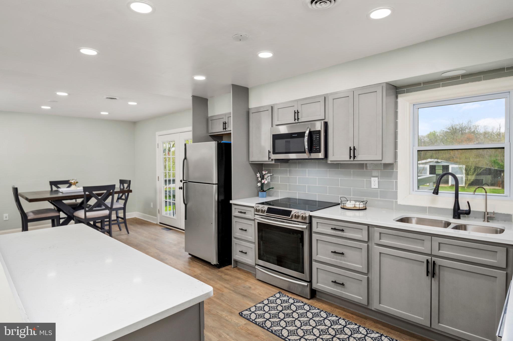 11439 Mountain View Road Damascus, MD 20872 - Photo 10 of 46 Dazzling NEW stainless-steel appliances