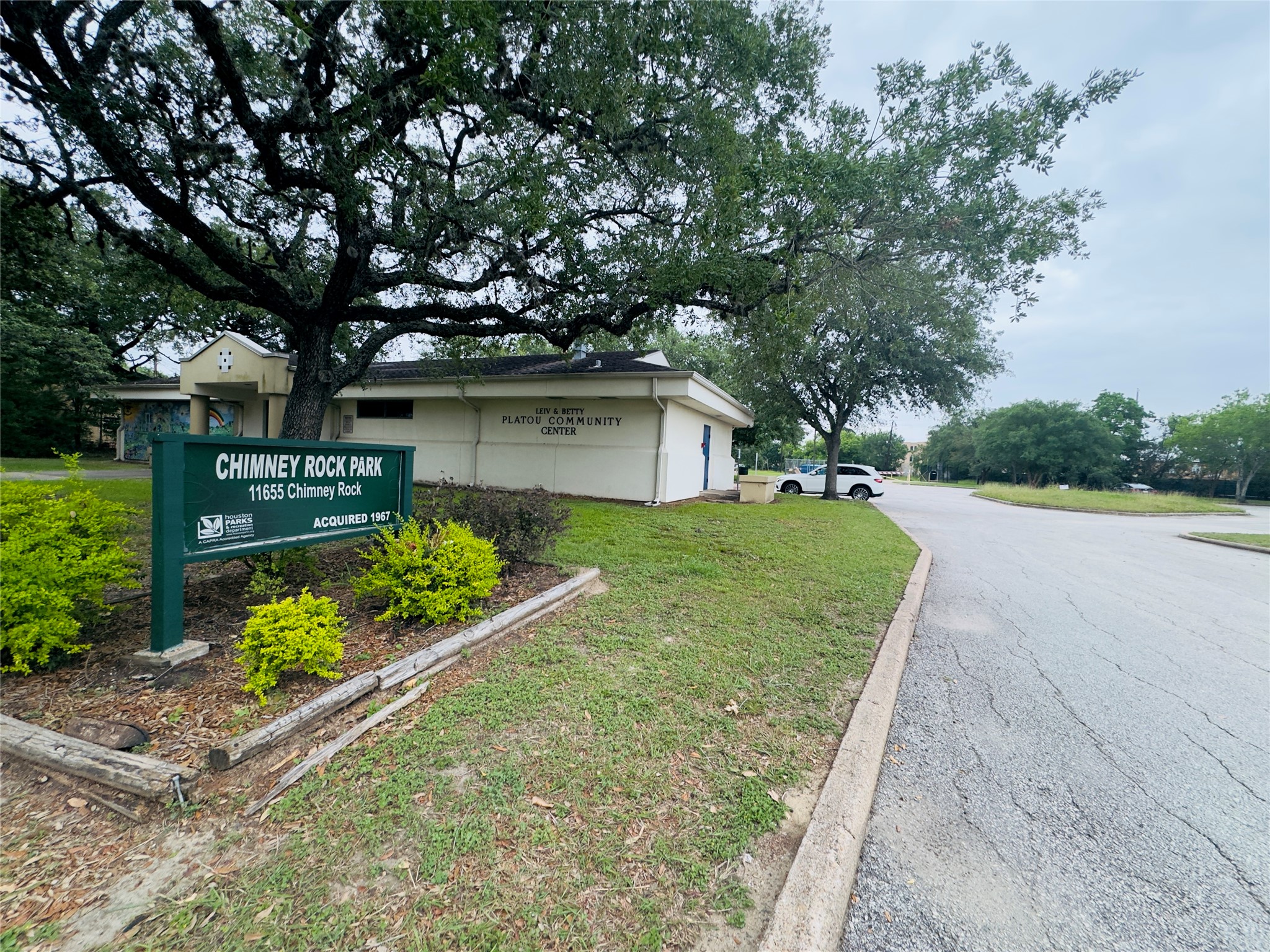 11643 Chimney Rock Road, Unit B Houston, TX 77035 - Photo 8 of 9 a view of a garden with wooden fence