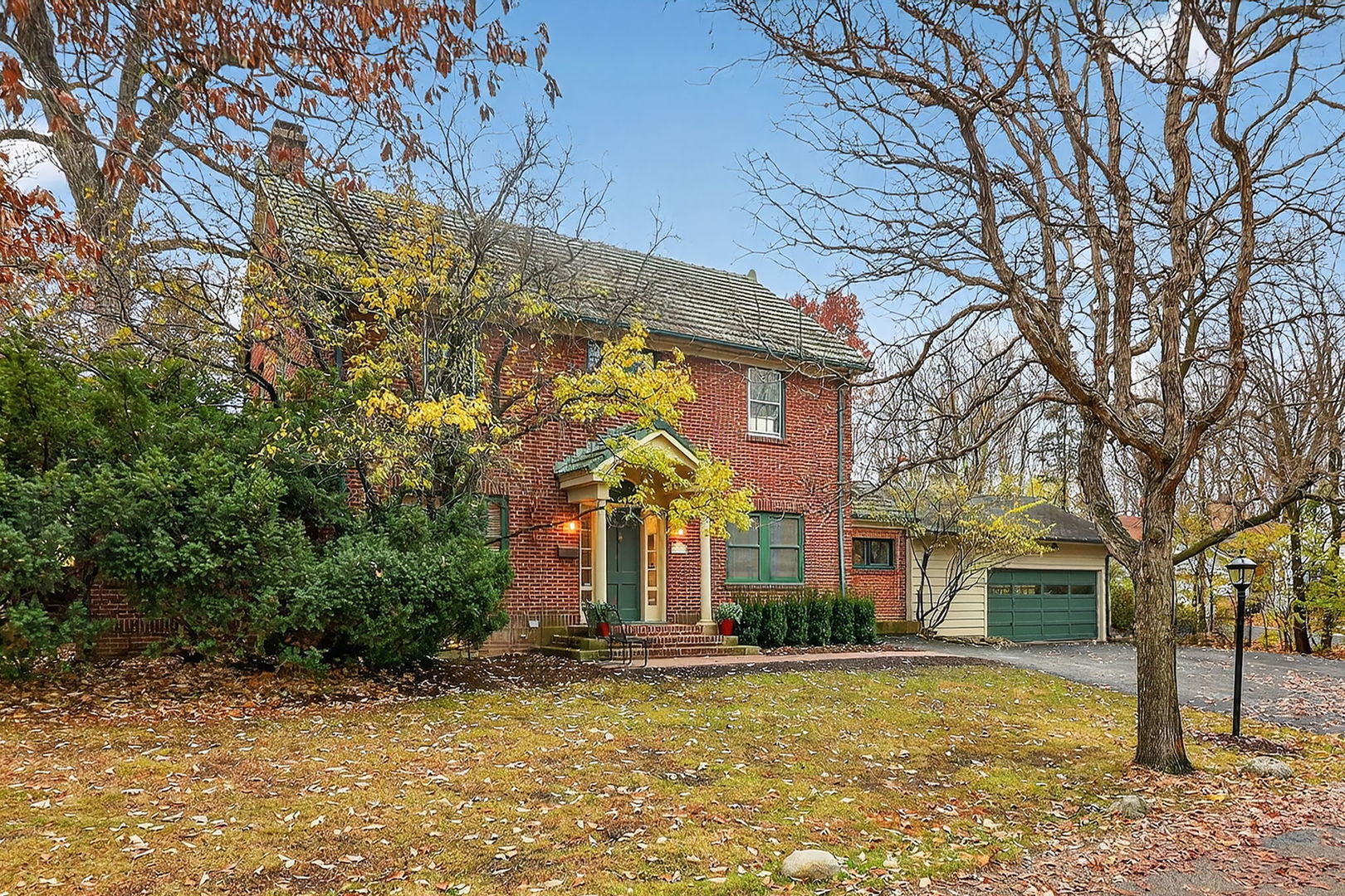 a view of a house with a yard