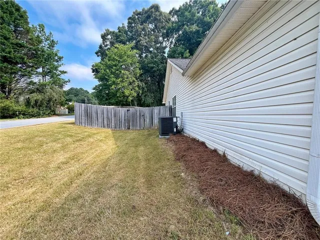a view of a backyard