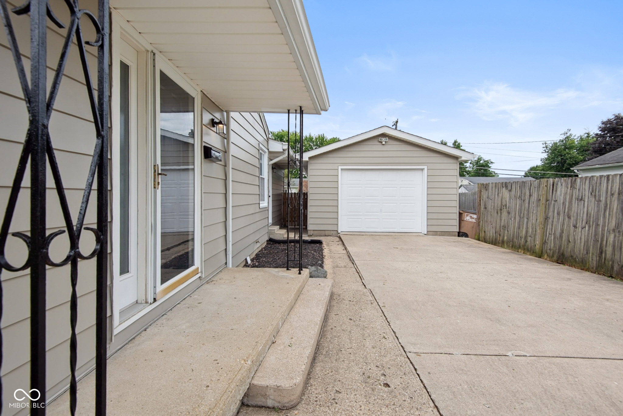 2741 Taylor Road Columbus, IN 47203 - Photo 3 of 28 Gallery Image 3