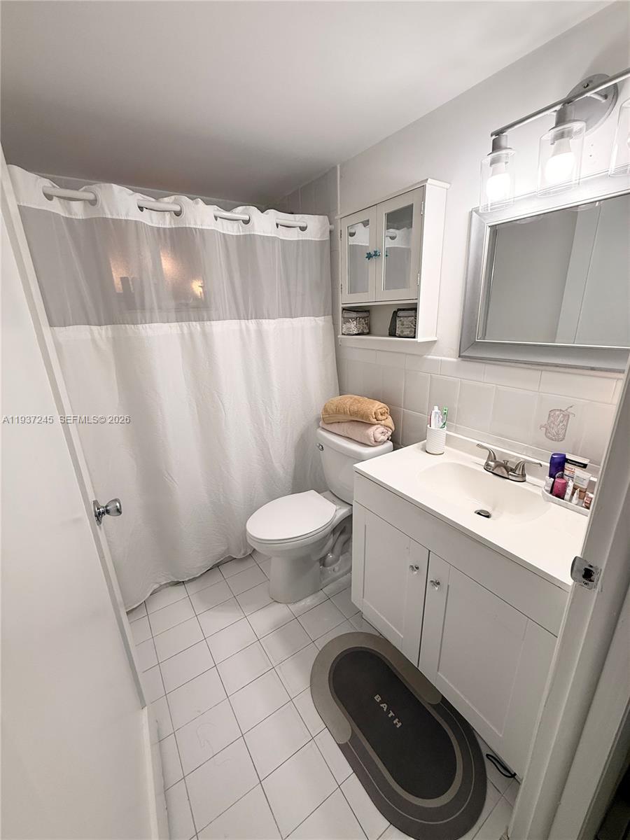 3262 West 70th Street, Unit 101 Hialeah, FL 33018 - Photo 8 of 20 a bathroom with a sink toilet and mirror