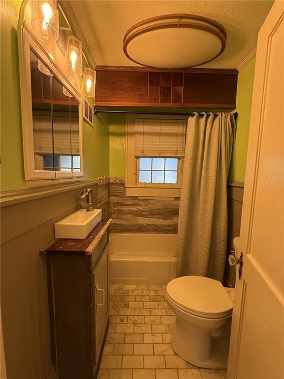 952 Wayside Street Cornelia, GA 30531 - Photo 24 of 50 a bathroom with a sink a toilet and shower