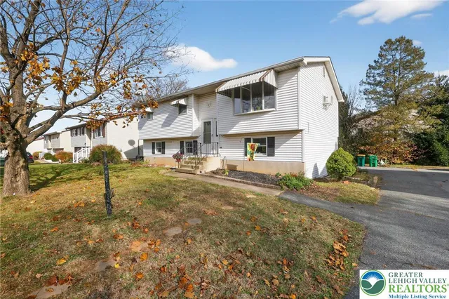 a view of a house with a yard