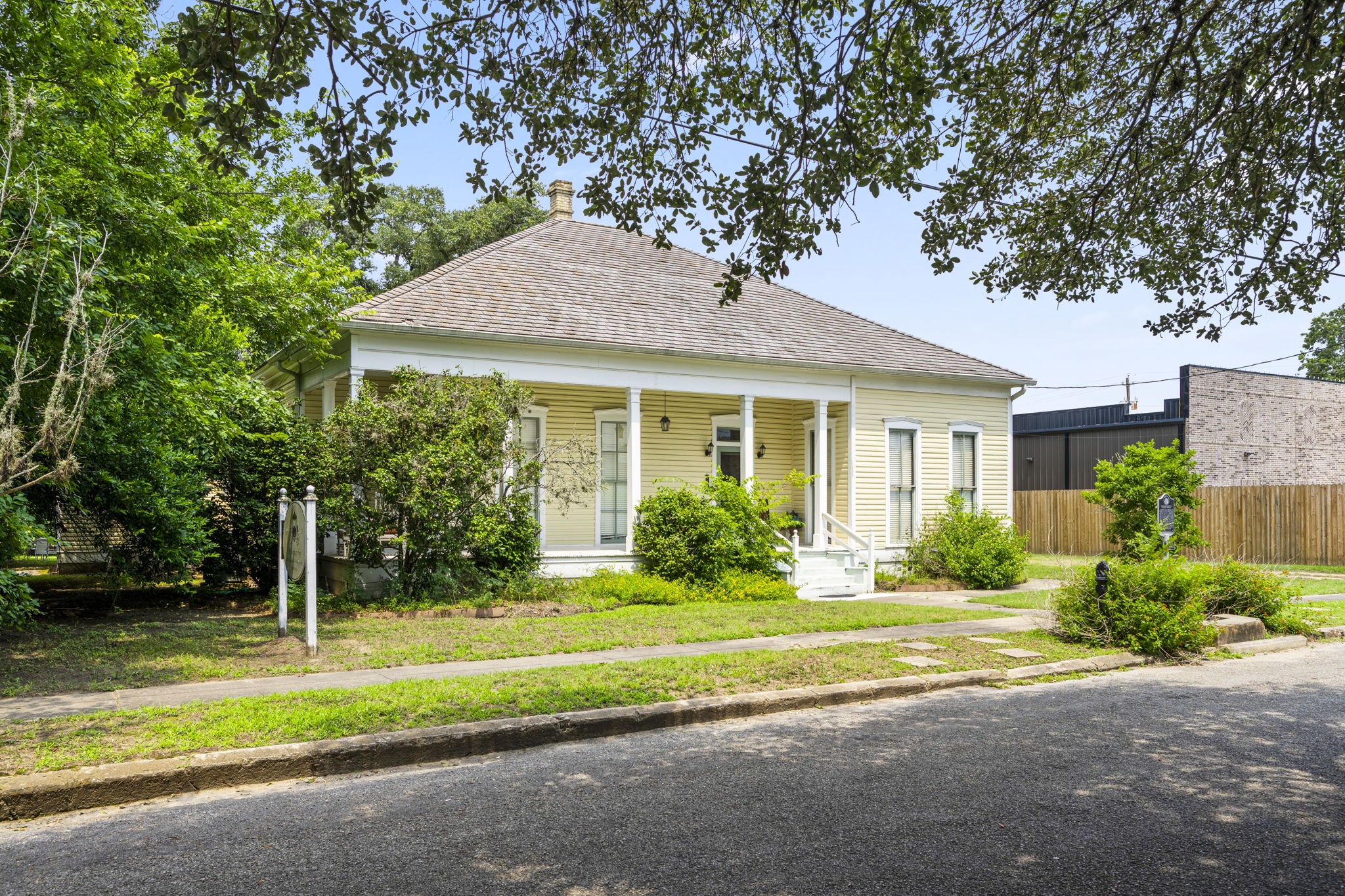 1118 Prairie Street Columbus, TX 78934 - Photo 3 of 34 a front view of a house with a yard