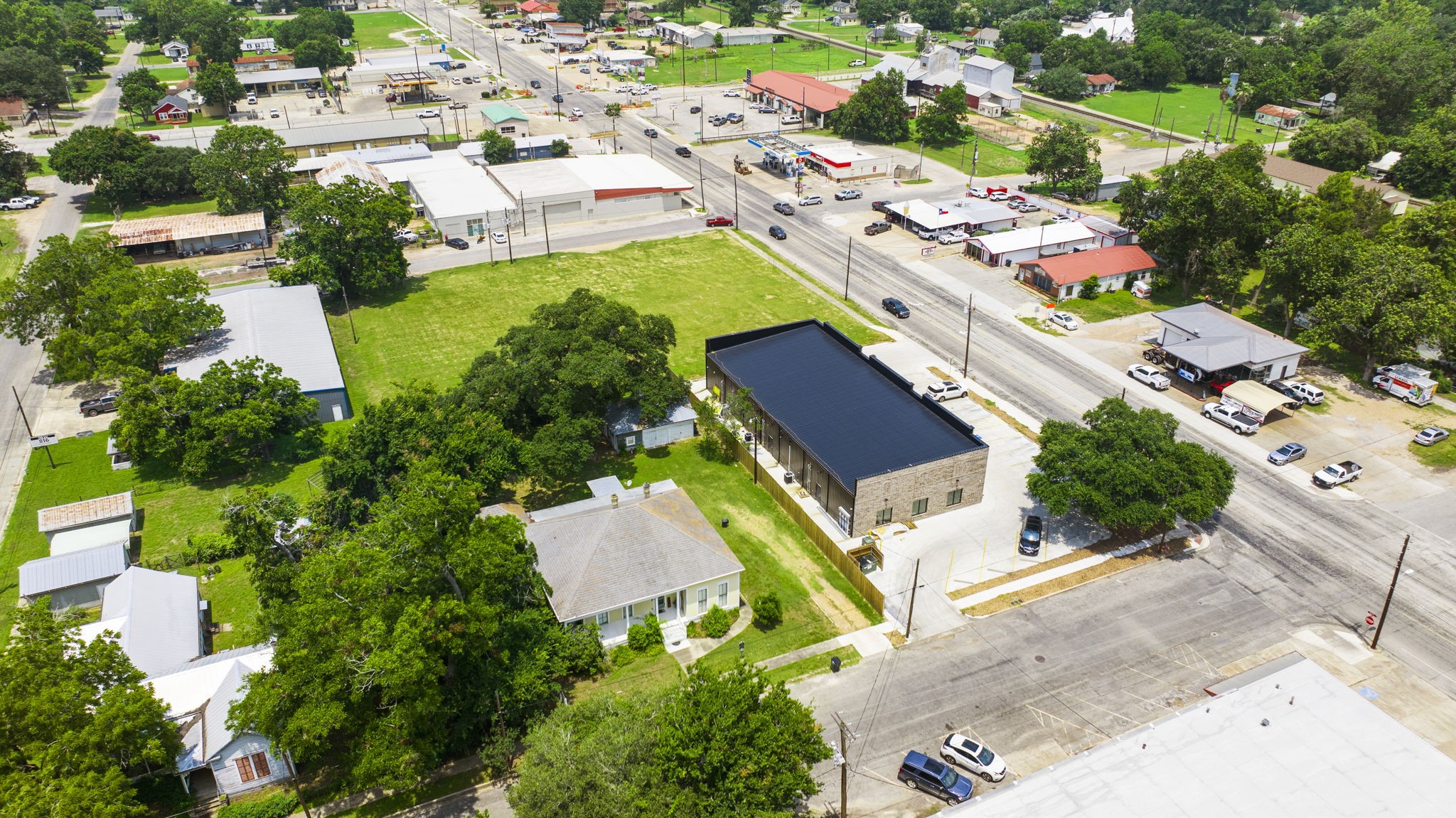 1118 Prairie Street Columbus, TX 78934 - Photo 31 of 34 an aerial view of a house with a garden