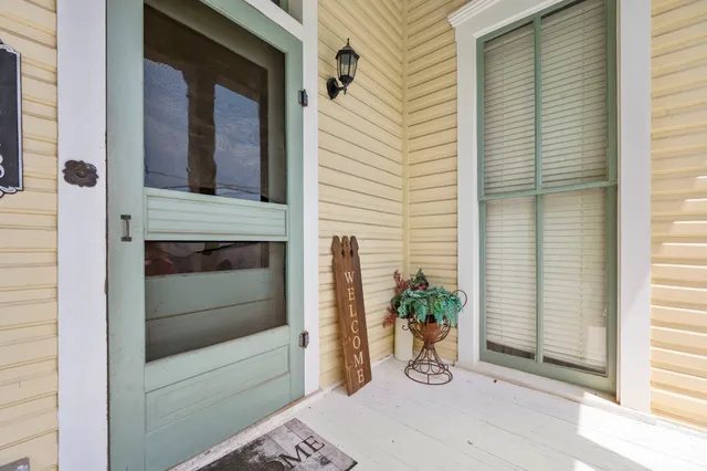 a view of entryway of the house