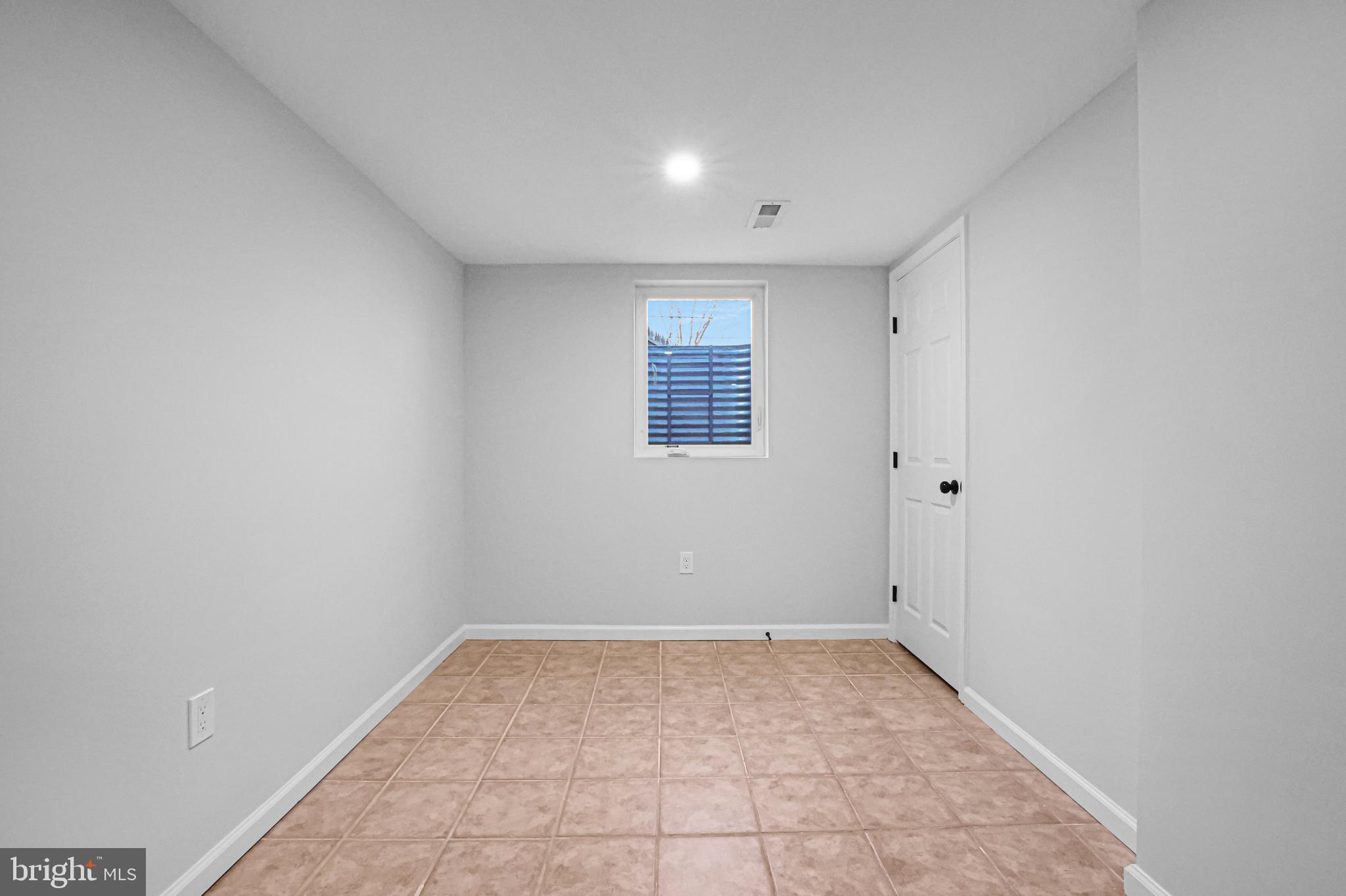 4305 Garrett Park Road Silver Spring, MD 20906 - Photo 25 of 39 an empty room with a window