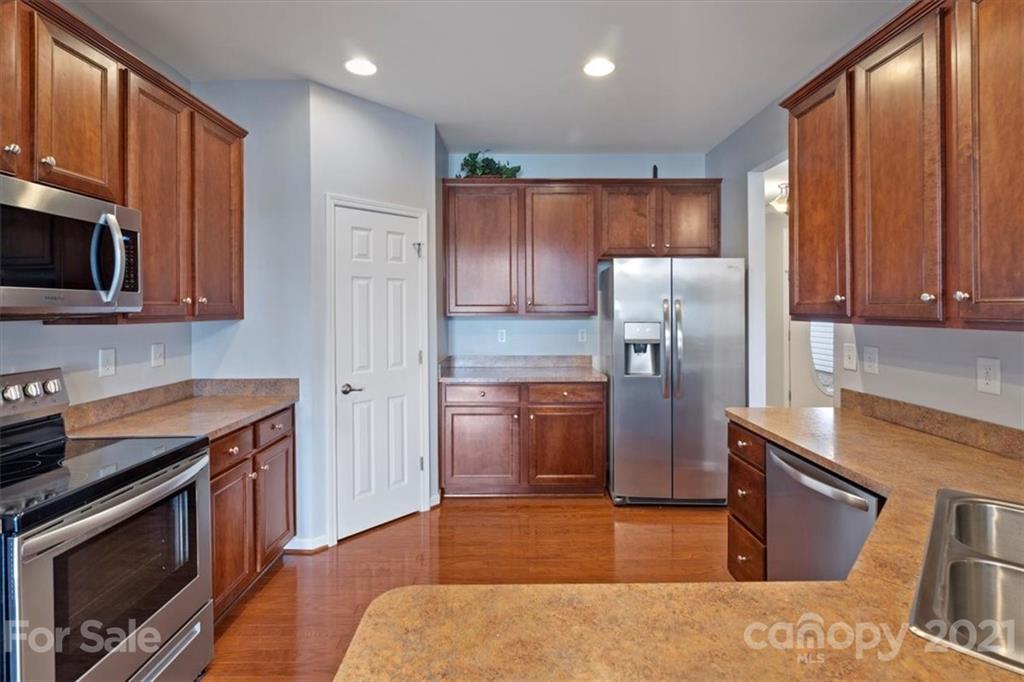 257 Garnet Court Fort Mill, SC 29708 - Photo 42 of 43 a kitchen with stainless steel appliances granite countertop a refrigerator stove and microwave