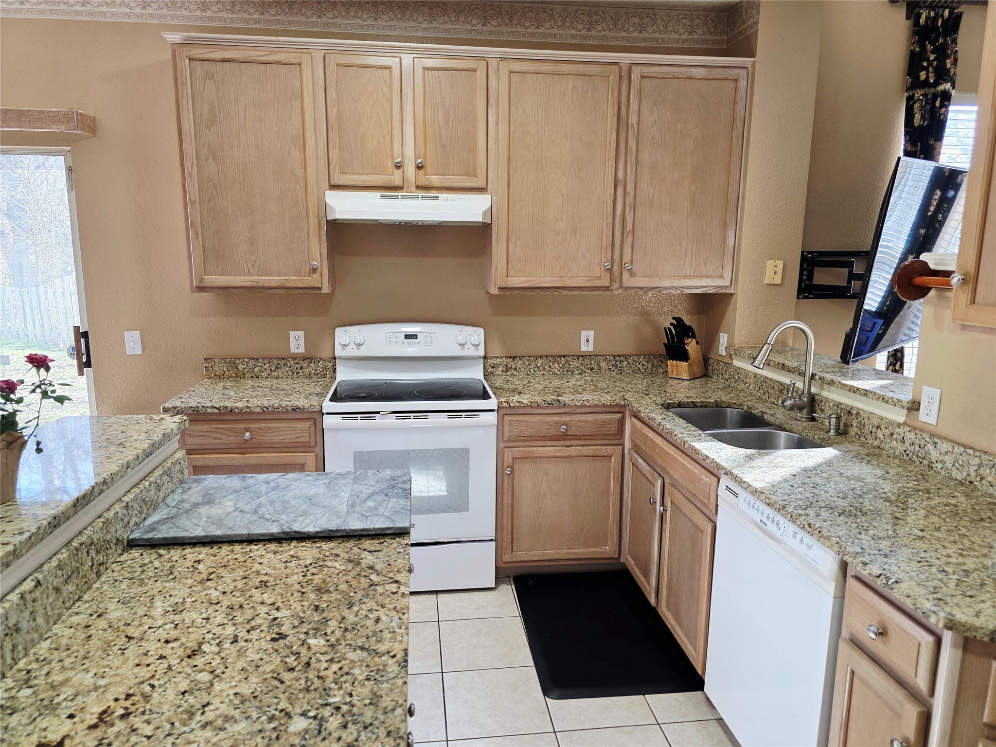 16303 Ascent Cove Pflugerville, TX 78660 - Photo 5 of 26 Kitchen with electric cooking