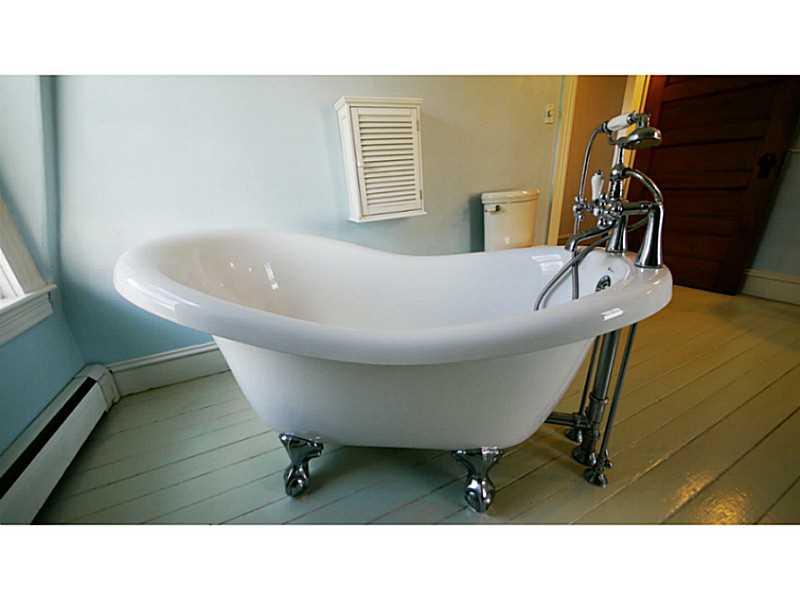 1565 Main Road Tiverton, RI 02878 - Photo 20 of 25 Bathroom. 2nd Floor Bathroom Slipper Tub.