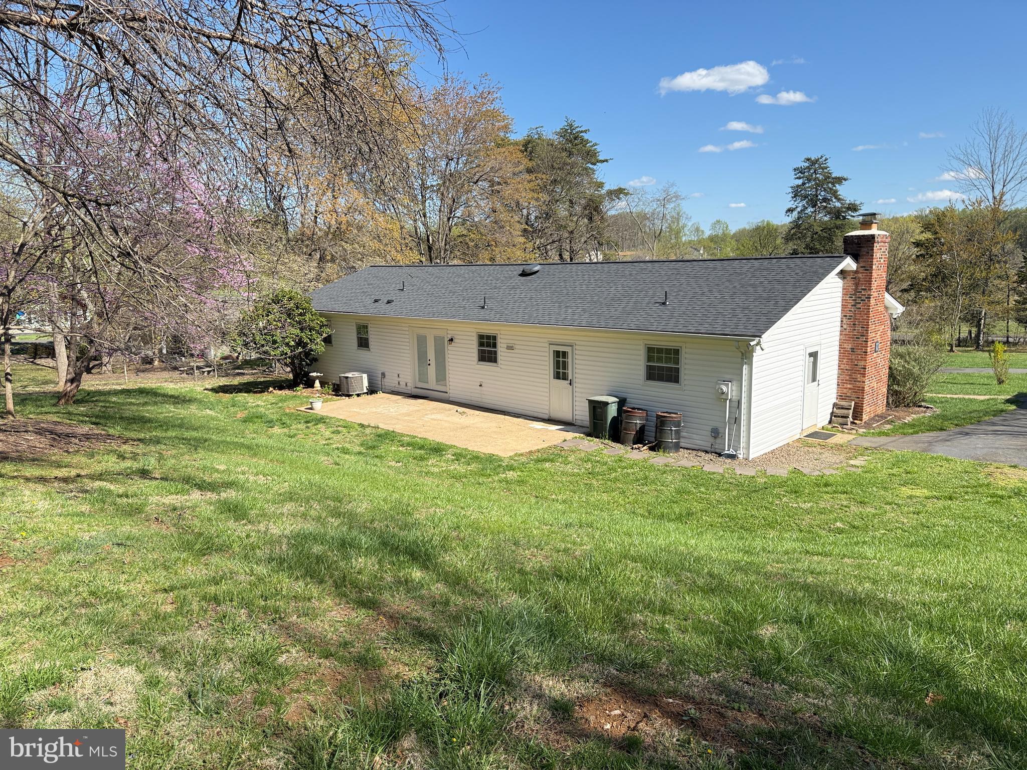 5572 Old Bust Head Road Broad Run, VA 20137 - Photo 6 of 30 a backyard of a house with table and chairs
