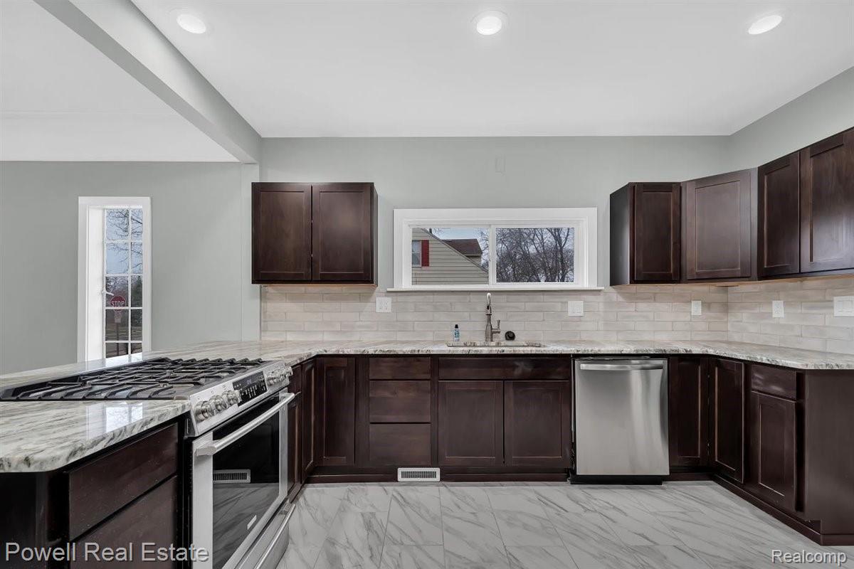 221 Chippewa Road Pontiac, MI 48341 - Photo 12 of 27 12-DSC_2663.jpg