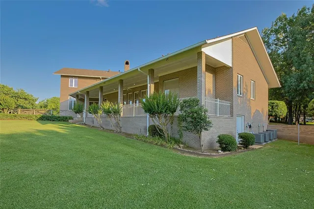 a view of a back yard of the house