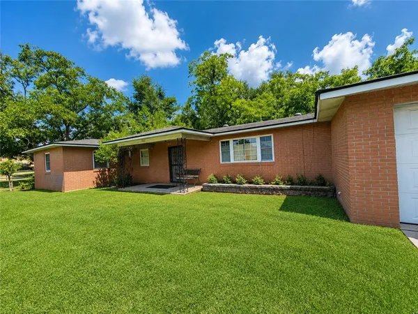 a view of a house with a yard