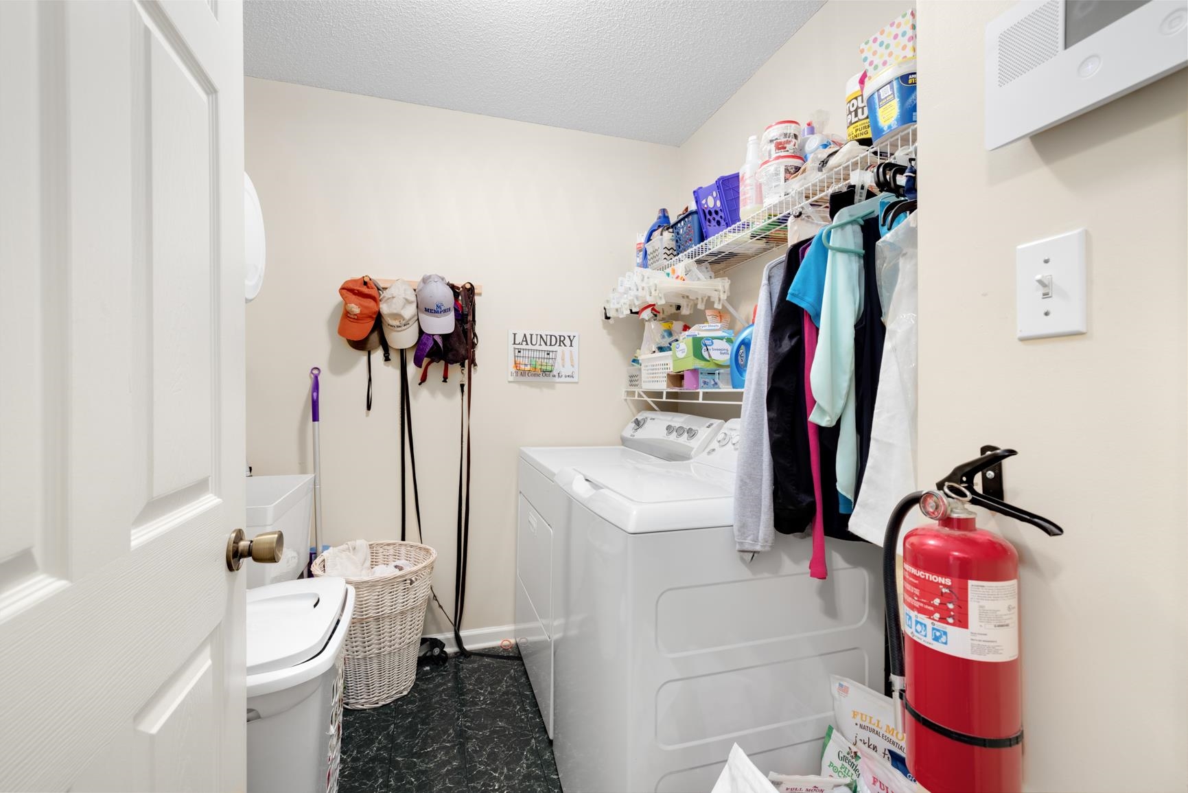 821 North Ericson Road Memphis, TN 38018 - Photo 14 of 28 Clothes washing area with tile patterned flooring, washer and dryer, and a textured ceiling