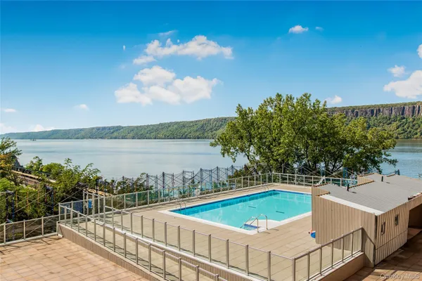 $2,700 | 1155 Warburton Avenue, Unit 2V, Yonkers, NY 10701