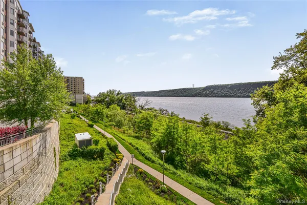 $2,700 | 1155 Warburton Avenue, Unit 2V, Yonkers, NY 10701