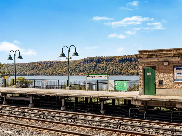 $2,700 | 1155 Warburton Avenue, Unit 2V, Yonkers, NY 10701