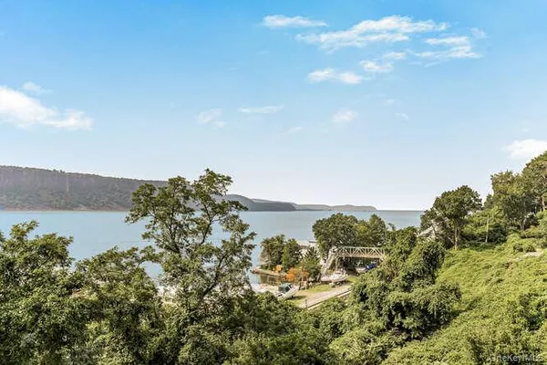 $2,700 | 1155 Warburton Avenue, Unit 2V, Yonkers, NY 10701